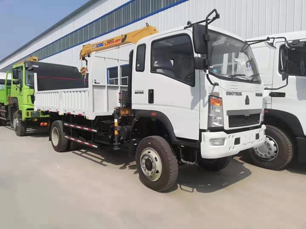 HOWO 4x2 truck with 3.2t XCMG crane
