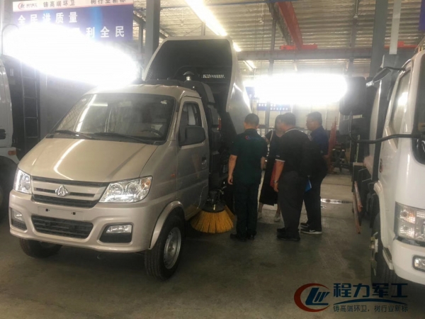 Des clients de Malaisie se rendent à Chengli pour un petit véhicule balayeur