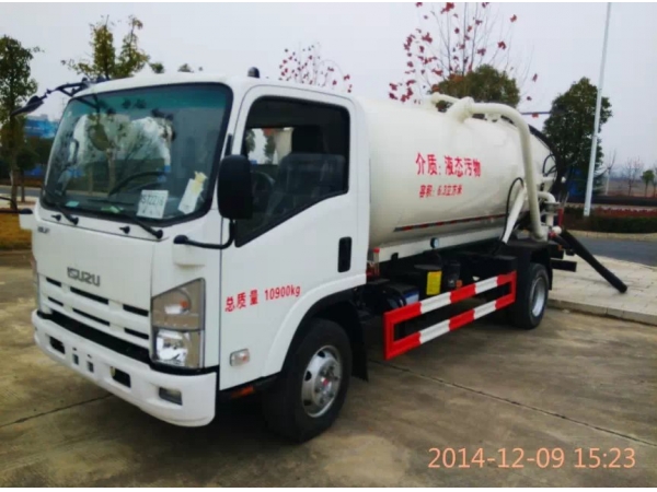 ISUZU700P 8m3 sewage suction tank truck