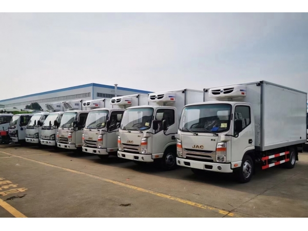 15 unités de camions frigorifiques ISUZU et JAC pour l‘exportation