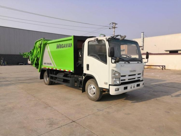 Camion à ordures compacteur ISUZU700P 8T pour l‘exportation