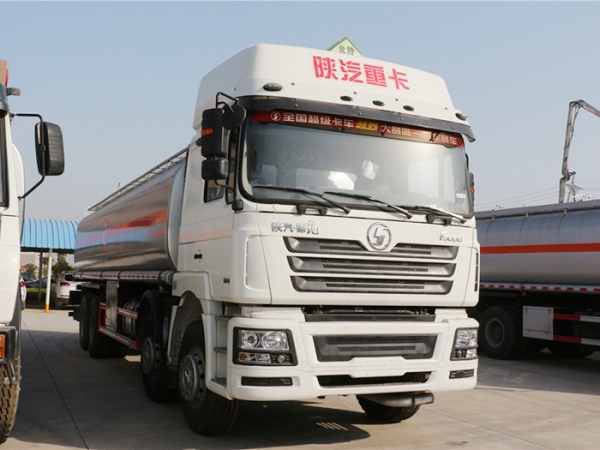 Camion citerne de transport d‘huile Shacman 8x4 30000L