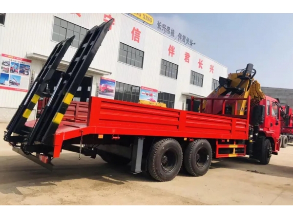 Dongfeng 6x4 cargo truck mounted with knuckle boom crane