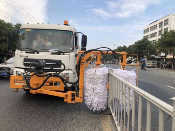 Technical characteristics of urban road guardrail cleaning vehicle