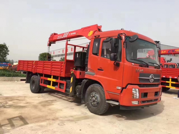 Camion Dongfeng 12 tonnes monté avec une grue de marque 6.3t XCMG à vendre