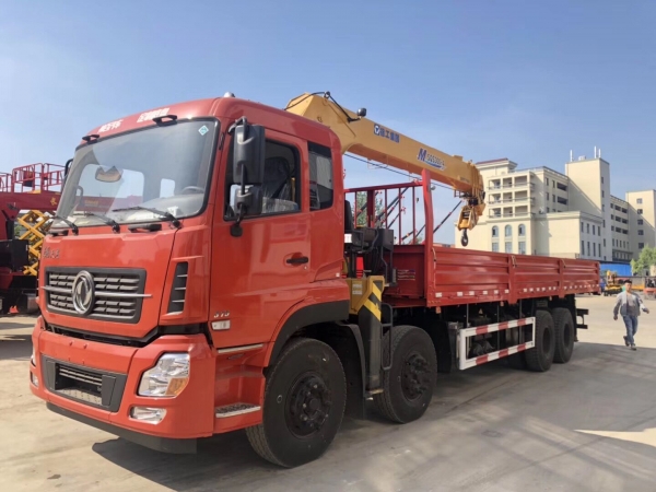 Dongfeng 8x4 heavy duty truck mounted crane