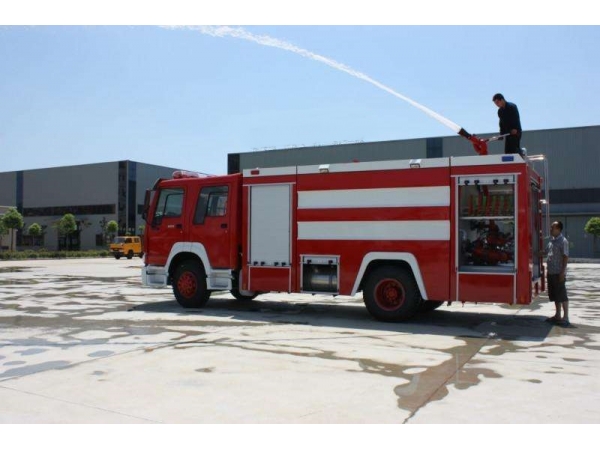 Correct use of dry powder foam fire engine truck