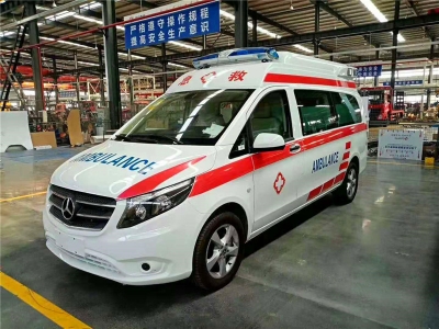 Voiture de van d‘ambulance médicale de Mercedes-Benz