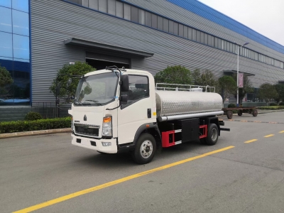 HOWO 4x2 5000L fresh milk tank truck