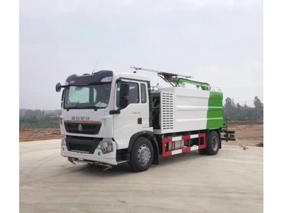 HOWO 4x2 solar panel clean truck from China