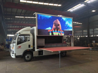 Camionnette HOWO LED avec écran de levage et scène montrant