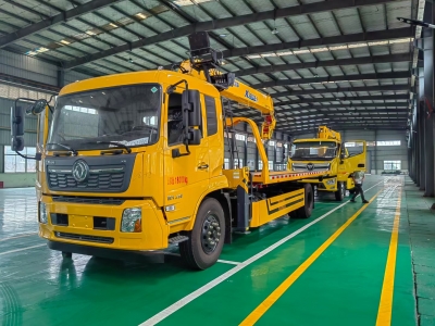 Dongfeng wrecker truck mounted with 8t XCMG crane