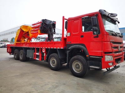 HOWO heavy-duty truck mounted with 90t CLW brand crane