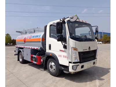 HOWO 4X2 6000L refuel tank truck for sale