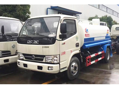 Dongfeng 4x2 5500L camion de suspension d‘eau